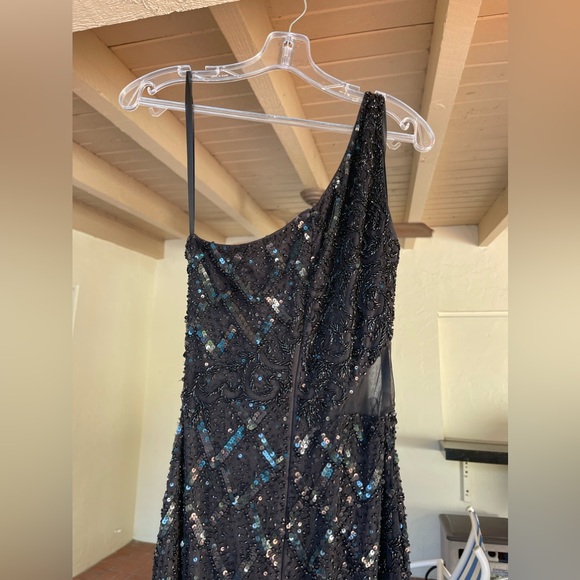 Beautiful black sequined prom dress with mesh cutout on side and open leg size00 - Picture 7 of 8